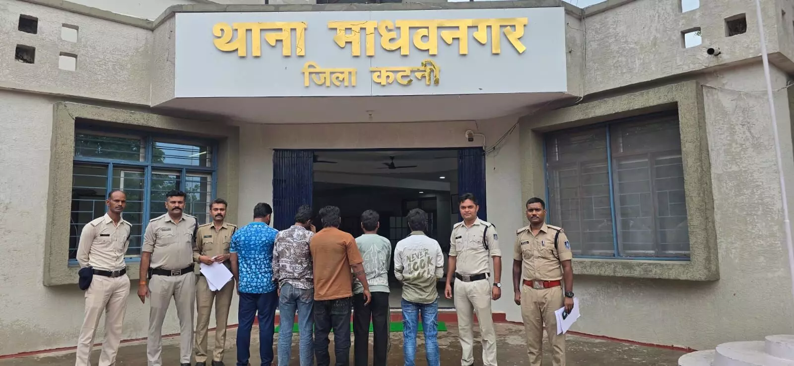 व्यवसाई पर हमला के मामले में भाजपा नेता सहित 6 आरोपी गिरफ्तार, आरोपी हर्ष पांडेय गिरफ्तारी के बाद पुलिस की सुरक्षा में जिला अस्पताल में भर्ती व्यवसाई पर हमला के मामले में भाजपा नेता सहित 6 आरोपी गिरफ्तार, आरोपी हर्ष पांडेय गिरफ्तारी के बाद पुलिस की सुरक्षा में जिला अस्पताल में भर्ती
