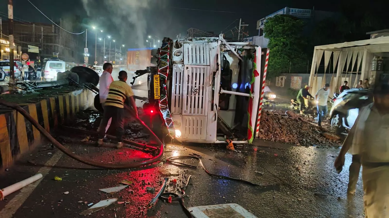 डिवाइडर से टकराकर पलटा हाइवा, लगी भीषण आग, रीवा रोड पर हुआ भीषण हादसा