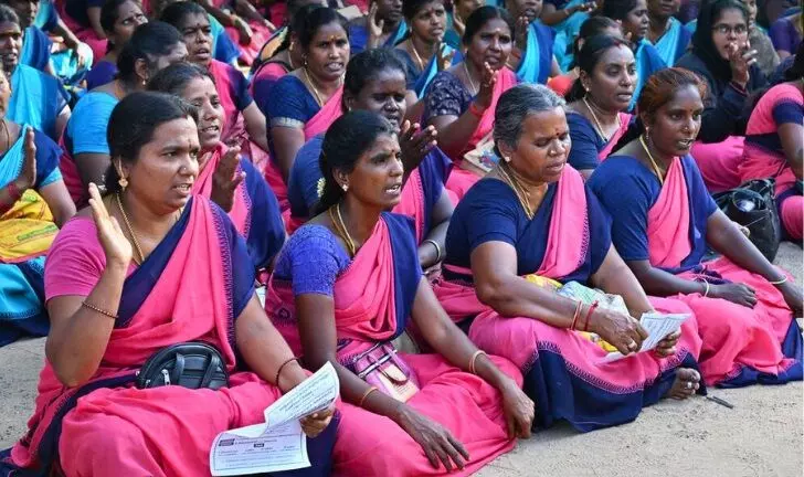 पांच माह से मानधन के लिए भटक रहीं अमृत आहार योजना की रसोइया पांच माह से मानधन के लिए भटक रहीं अमृत आहार योजना की रसोइया