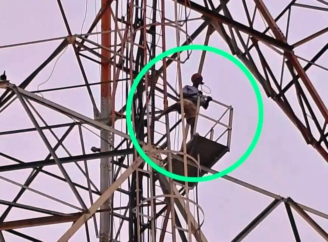 बीएसएनएल के टावर पर चढ़ा अज्ञात युवक बीएसएनएल के टावर पर चढ़ा अज्ञात युवक