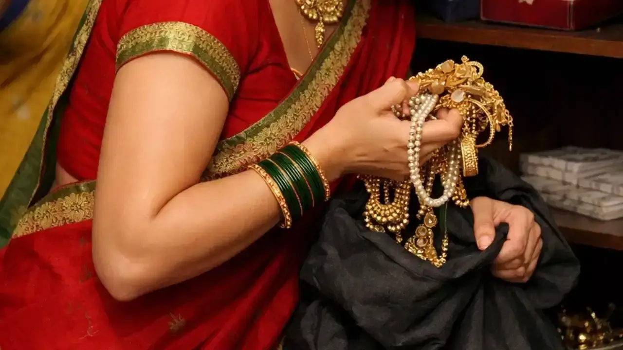 महिला ने सर्राफा व्यापारी को लाखों की चपत लगाई, जमानत पर छूटने के बाद फिर की चोरी महिला ने सर्राफा व्यापारी को लाखों की चपत लगाई, जमानत पर छूटने के बाद फिर की चोरी