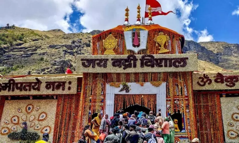 बद्रीनाथ मंदिर चढ़ावा चोरी मामले में बड़ा एक्शन, कमेटी ने अध्यक्ष के PA को किया सस्पेंड बद्रीनाथ मंदिर चढ़ावा चोरी मामले में बड़ा एक्शन, कमेटी ने अध्यक्ष के PA को किया सस्पेंड
