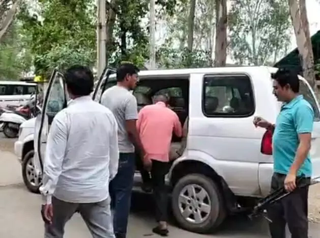 तीन हजार की रिश्वत लेते तहसील का चपरासी पकड़ा गया तीन हजार की रिश्वत लेते तहसील का चपरासी पकड़ा गया
