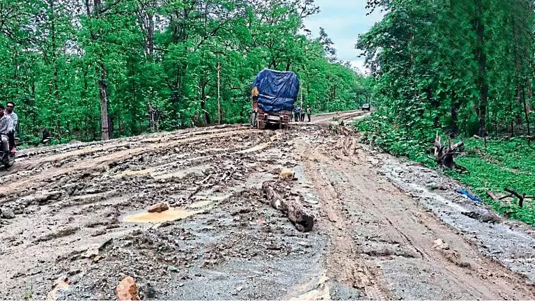 दलदल में तब्दील हुआ नेशनल हाइवे, बंद रहेगी भारी वाहनों की आवाजाही दलदल में तब्दील हुआ नेशनल हाइवे, बंद रहेगी भारी वाहनों की आवाजाही