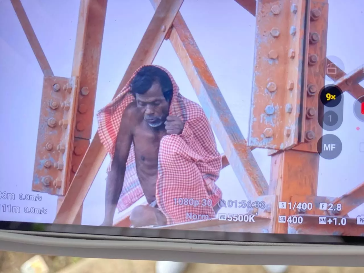 ड्रोन से रखी गई निगरानी, टावर पर बैठे अधेड़ की गतिविधियां कैमरे में कैद ड्रोन से रखी गई निगरानी, टावर पर बैठे अधेड़ की गतिविधियां कैमरे में कैद