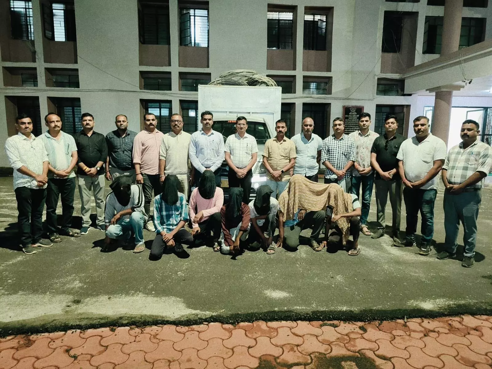 गोंदिया में एल्युमीनियम तार चुराने वाला गिरोह पुलिस की गिरफ्त में गोंदिया में एल्युमीनियम तार चुराने वाला गिरोह पुलिस की गिरफ्त में