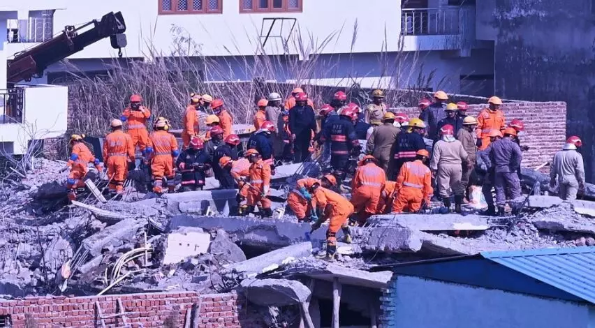 बिल्डिंग मालिक के खिलाफ केस दर्ज, एक 42 वर्षीय मजदूर ने तोड़ा दम, मलबे में 4 से 5 लोगों के फंसे होने की आशंका
