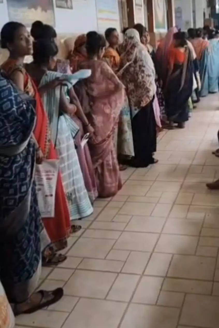 जिला अस्पताल में गर्भवतियों की लगवा रहे कतार, जिला अस्पताल में गर्भवतियों की लगवा रहे कतार,