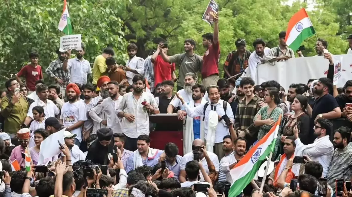 जंतर-मंतर पर प्रदर्शन के बीच अभिजीत दीपके ने दिल्ली पुलिस से क्यों जोड़े हाथ? कहा- 3 दिन से मंजूरी मिलने का कर रहे इंतजार