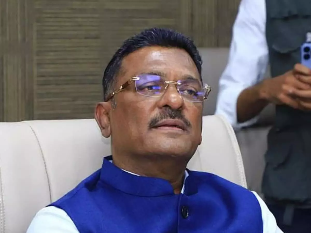 आरटीओ में कथित भ्रष्टाचार पर सरकार सख्त, 3 अधिकारियों को जबरन अवकाश पर भेजा - सरनाईक आरटीओ में कथित भ्रष्टाचार पर सरकार सख्त, 3 अधिकारियों को जबरन अवकाश पर भेजा - सरनाईक