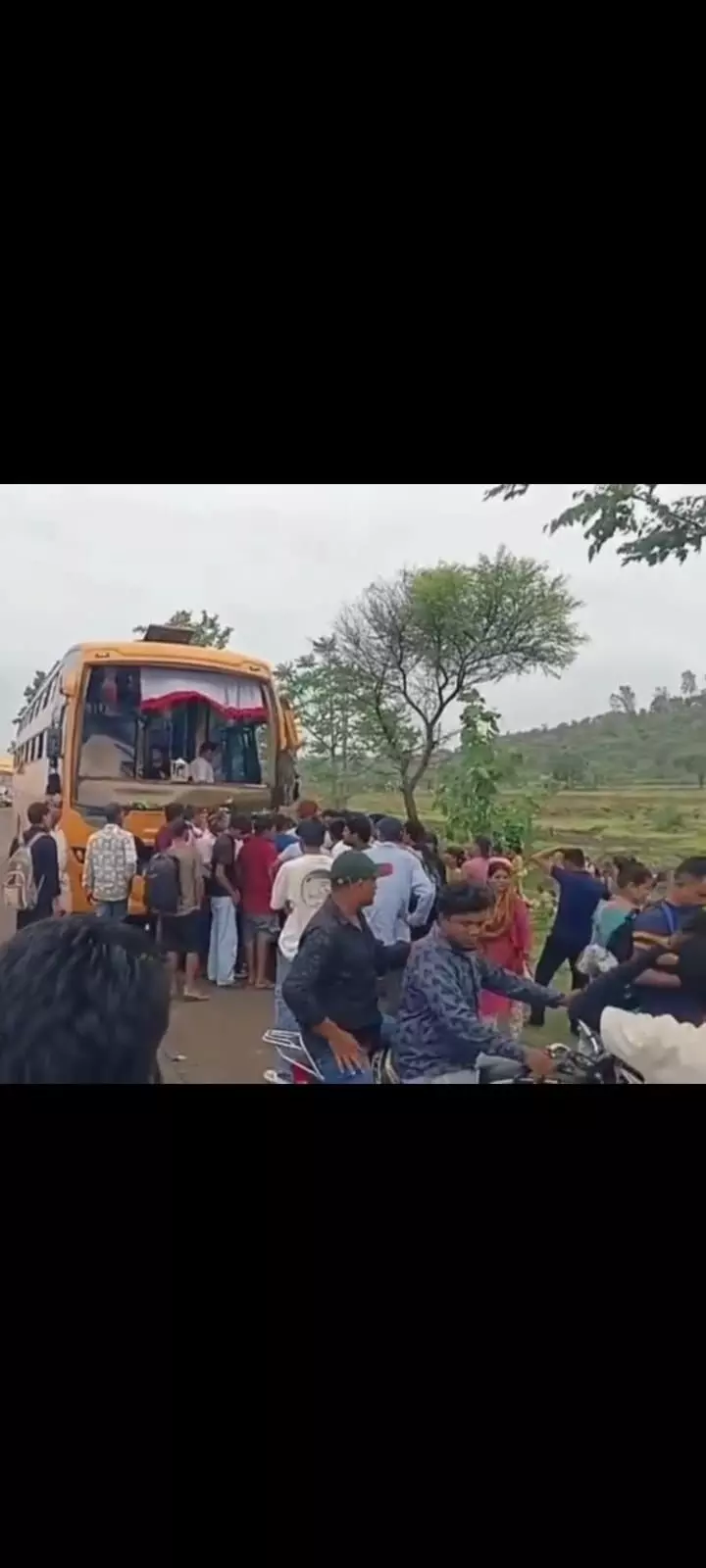 तेज रफ्तार बस ट्रक से टकराई तेज रफ्तार बस ट्रक से टकराई