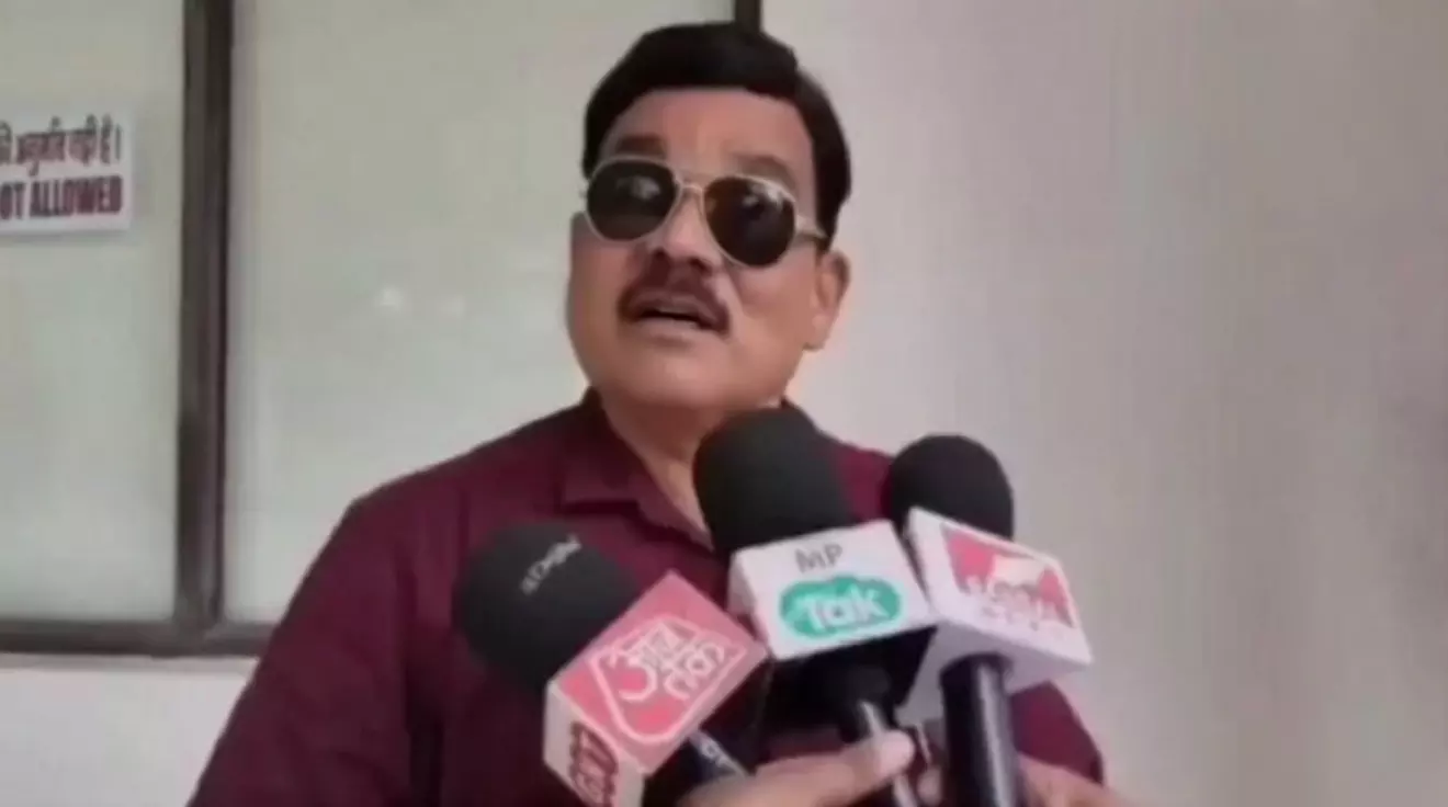 निलंबन पर मझगंवा जनपद पंचायत के उपयंत्री सतीश सेमले के बिगड़े बोल, कहा - कौन माई का लाल पैसे नहीं लेता... निलंबन पर मझगंवा जनपद पंचायत के उपयंत्री सतीश सेमले के बिगड़े बोल, कहा - कौन माई का लाल पैसे नहीं लेता...