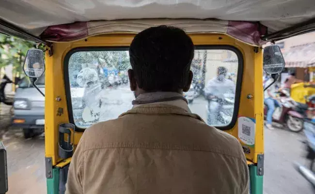 शराबी ऑटो चालक का सड़क पर तांडव, दो दोपहिया वाहनों को मारी टक्कर, मासूम समेत चार घायल शराबी ऑटो चालक का सड़क पर तांडव, दो दोपहिया वाहनों को मारी टक्कर, मासूम समेत चार घायल