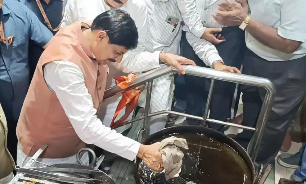 सीएम डॉ. मोहन यादव ने बुलेट पर सवार होकर किया उज्जैन का भ्रमण, लिया चाय-चलेबी का स्वाद, देखें वीडियो सीएम डॉ. मोहन यादव ने बुलेट पर सवार होकर किया उज्जैन का भ्रमण, लिया चाय-चलेबी का स्वाद, देखें वीडियो