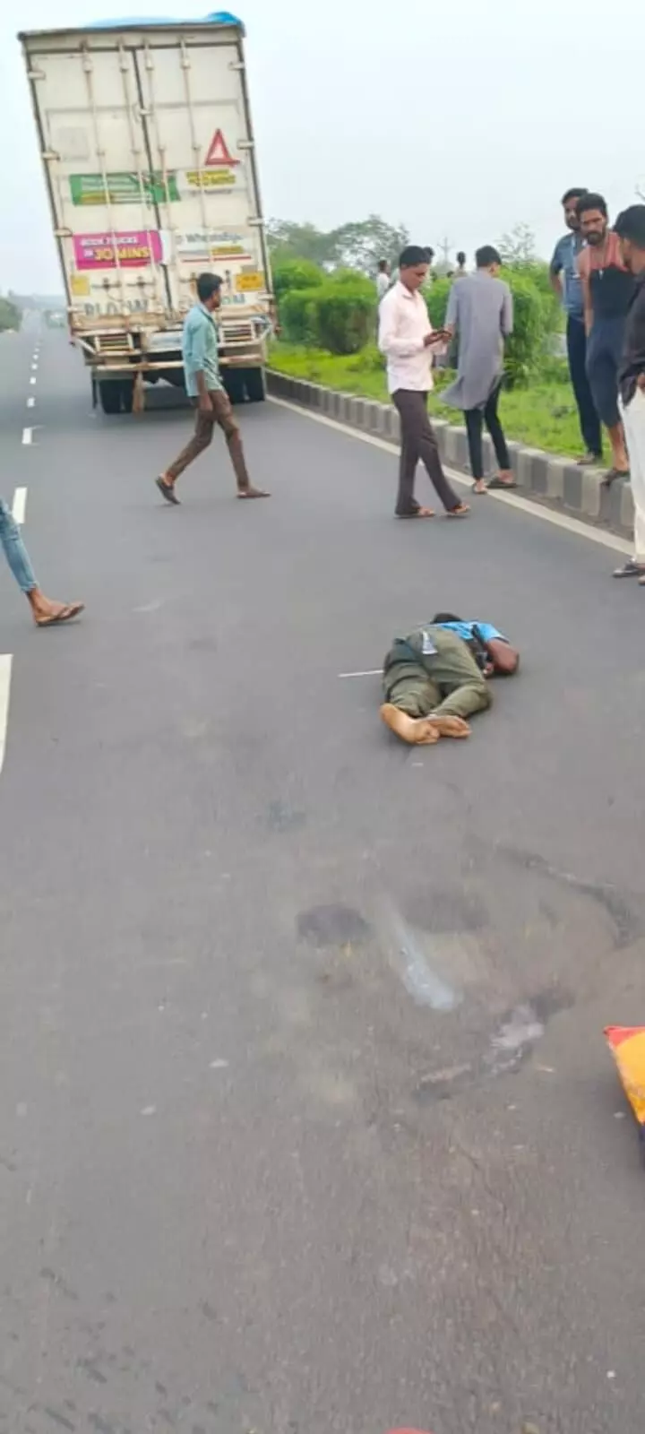 कंटेनर की टक्कर से दो मजदूरों की मौत कंटेनर की टक्कर से दो मजदूरों की मौत
