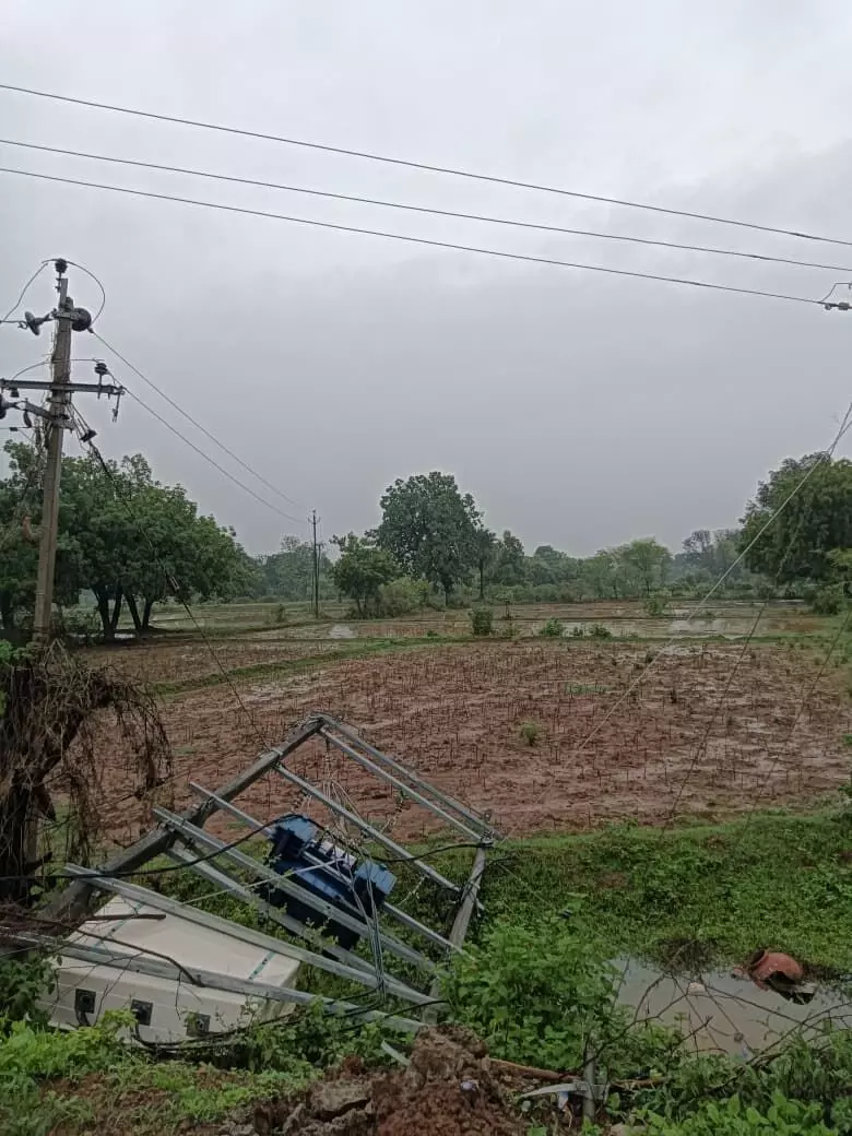 बरसात के दिनो मे बदहाल हुई बिजली व्यवस्था बरसात के दिनो मे बदहाल हुई बिजली व्यवस्था