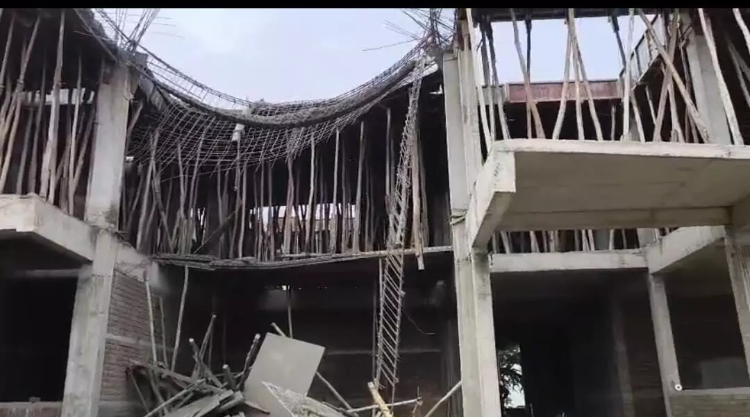 निर्माणाधीन बिल्डिंग में छत की ढलाई के दौरान अचानक छत भरभराकर गिर गई निर्माणाधीन बिल्डिंग में छत की ढलाई के दौरान अचानक छत भरभराकर गिर गई