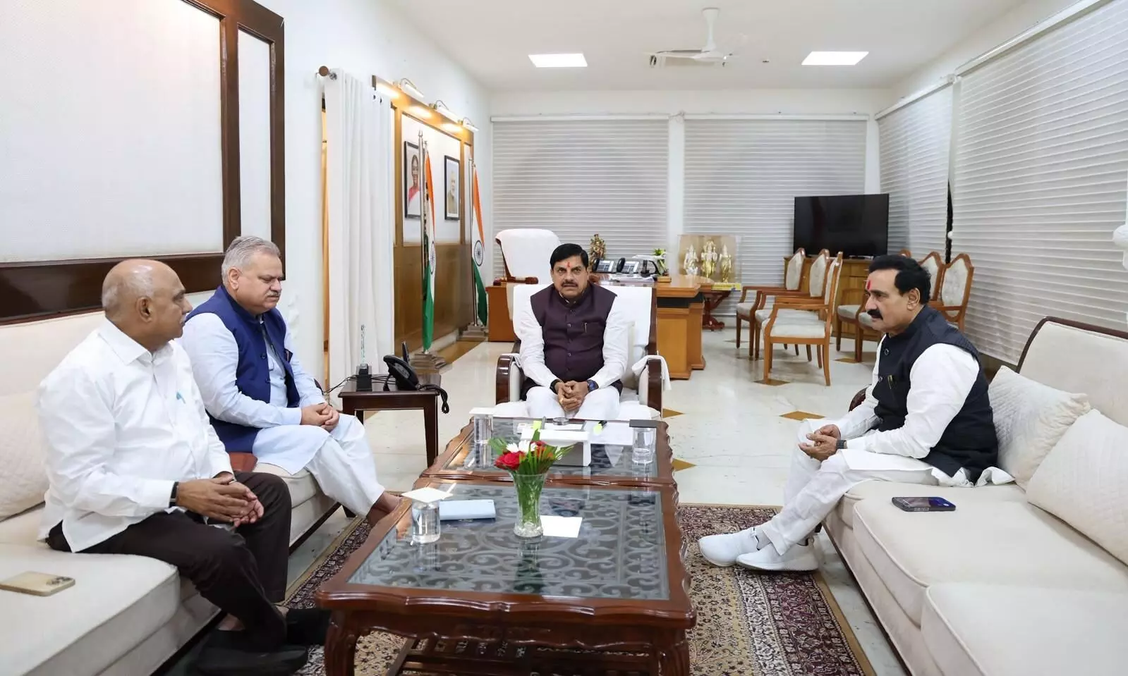 सियासी घमासान के बीच सीएम मोहन यादव से मिले नरोत्तम मिश्रा, दतिया उपचुनाव समेत इन विषयों पर हुई चर्चा