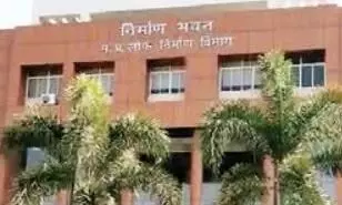 औचक निरीक्षण में लापरवाही पर अधिकारियों को नोटिस, ठेकेदारों के पंजीयन निलंबित