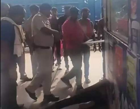 नशे में धुत युवक ने आरपीएफ जवान पर किया हमला, गिरफ्तार नशे में धुत युवक ने आरपीएफ जवान पर किया हमला, गिरफ्तार
