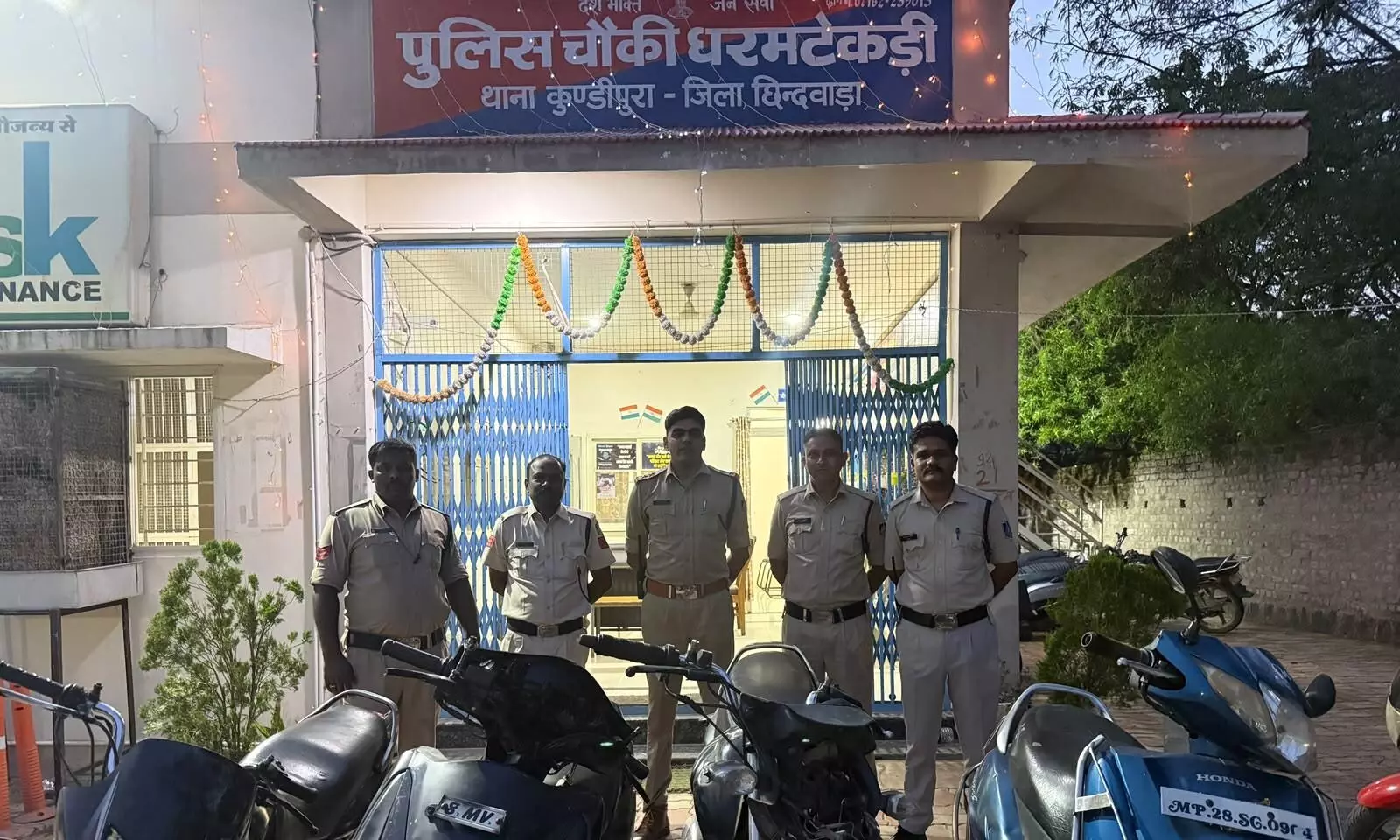 चोर गिरोह पर पुलिस ने कसा शिकंजा, तीन आरोपी गिरफ्तार, 4 दुपहिया जब्त चोर गिरोह पर पुलिस ने कसा शिकंजा, तीन आरोपी गिरफ्तार, 4 दुपहिया जब्त