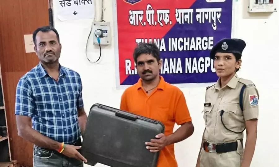 टला बड़ा नुकसान - सीसीटीवी की मदद से यात्री को मिला ब्रीफकेस, करोड़ों की संपत्ति से जुड़े अहम दस्तावेज थे सुरक्षित टला बड़ा नुकसान - सीसीटीवी की मदद से यात्री को मिला ब्रीफकेस, करोड़ों की संपत्ति से जुड़े अहम दस्तावेज थे सुरक्षित