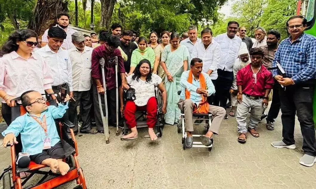 दिव्यांगों और वरिष्ठ नागरिकों को मिलेगी बड़ी राहत, अब बस में चढ़ना-उतरना होगा आसान दिव्यांगों और वरिष्ठ नागरिकों को मिलेगी बड़ी राहत, अब बस में चढ़ना-उतरना होगा आसान