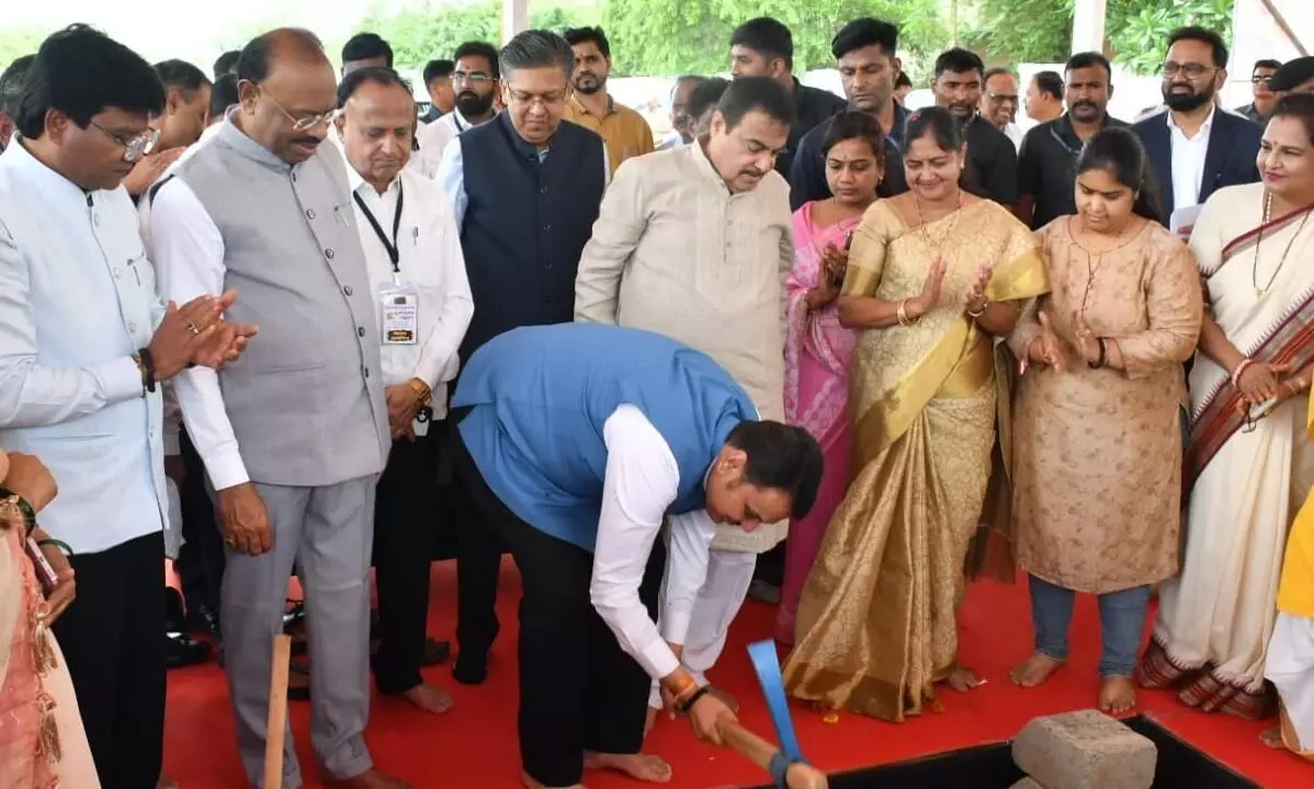 मुख्यमंत्री देवेन्द्र फडणवीस ने कहा - महर्षि सुदर्शन वाल्मीकि वसाहत बने देश के लिए आदर्श मॉडल मुख्यमंत्री देवेन्द्र फडणवीस ने कहा - महर्षि सुदर्शन वाल्मीकि वसाहत बने देश के लिए आदर्श मॉडल