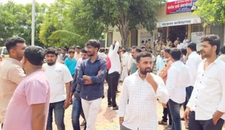 घाटनांदूर में 23 वर्षीय युवक की बेरहमी से हत्या, दोस्त गंभीर रूप से घायल, आरोपियों की गिरफ्तारी की मांग घाटनांदूर में 23 वर्षीय युवक की बेरहमी से हत्या, दोस्त गंभीर रूप से घायल, आरोपियों की गिरफ्तारी की मांग