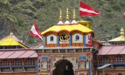 बद्रीनाथ में दान चोरी मामला, जांच के लिए मंदिर पहुंची SIT टीम बद्रीनाथ में दान चोरी मामला, जांच के लिए मंदिर पहुंची SIT टीम