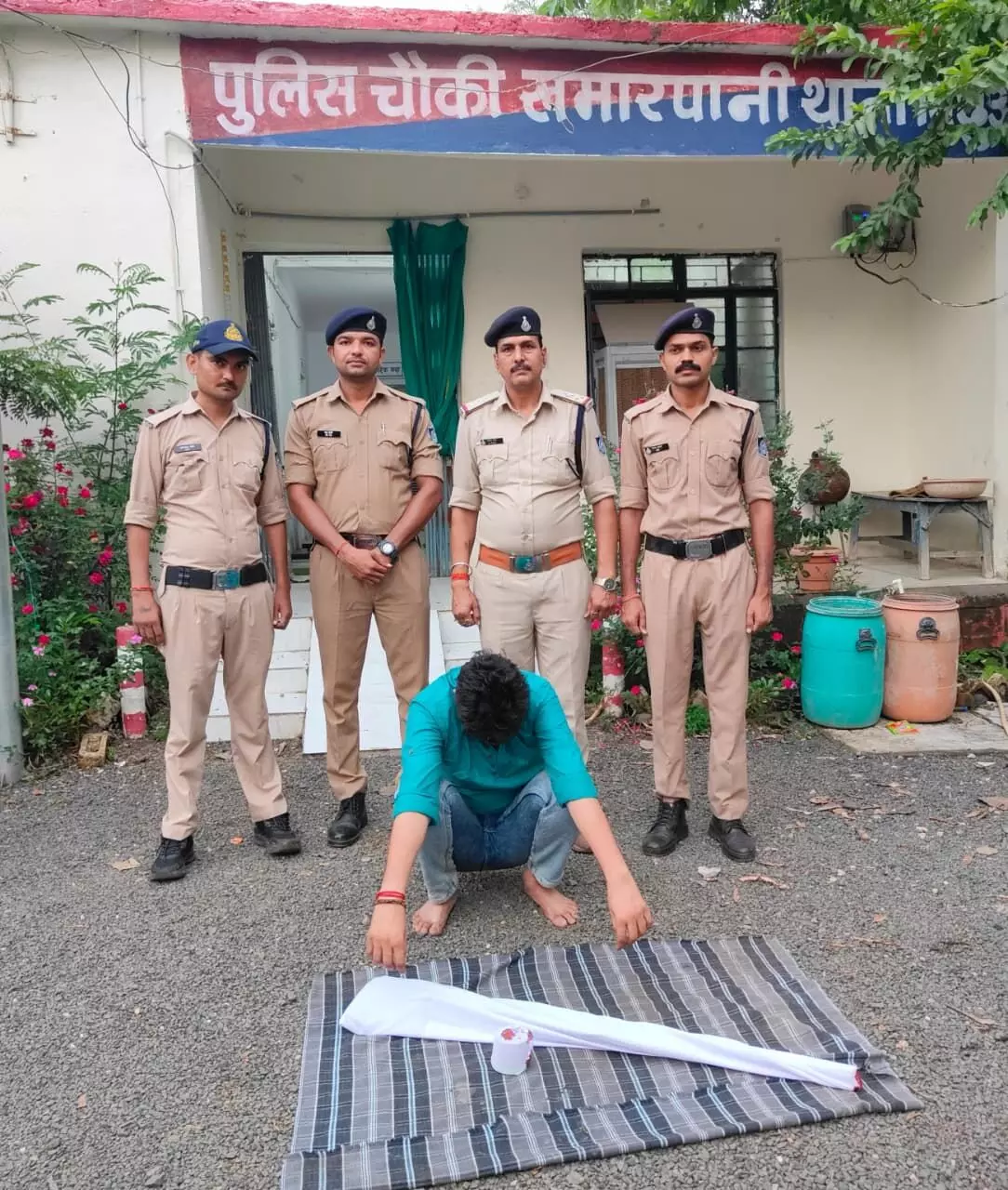 खमारपानी शराब दुकान के सामने विदिशा के युवक ने की हवाई फायरिंग खमारपानी शराब दुकान के सामने विदिशा के युवक ने की हवाई फायरिंग