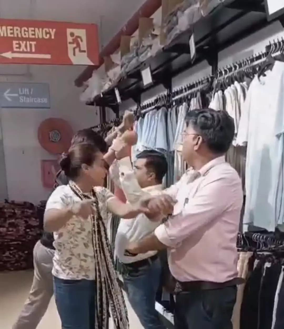 पुलिस की मौजूदगी में विशाल मेगा मार्ट मैनेजर के साथ मारपीट