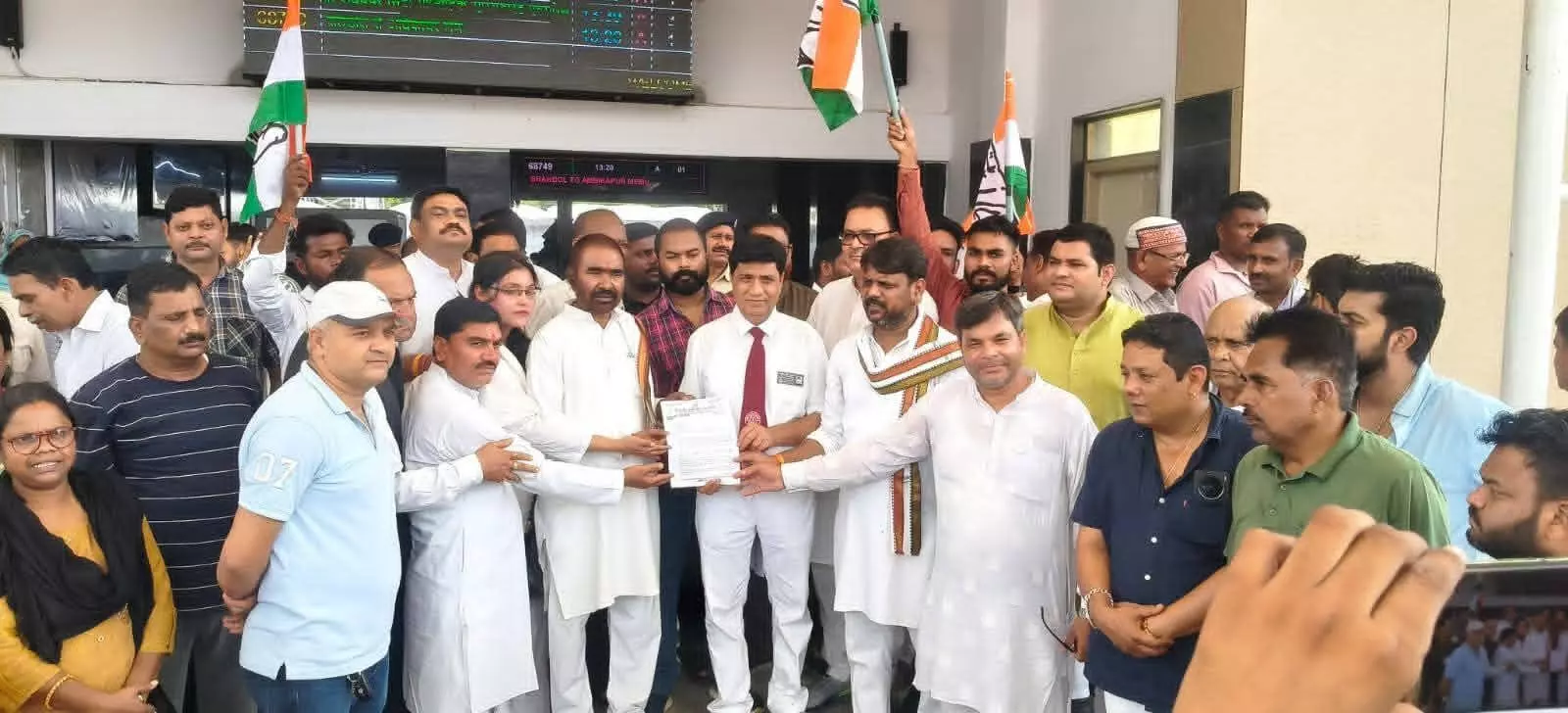 रेलवे की समस्याओं को लेकर कांग्रेस ने सौंपा ज्ञापन