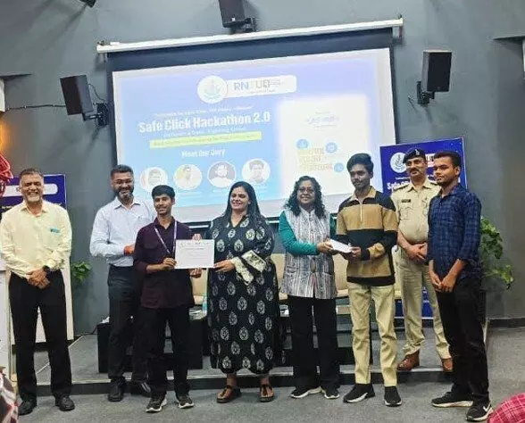 सेफ क्लिक हैकाथॉन 2.0 में एसजीएसयू के विद्यार्थियों का शानदार प्रदर्शन सेफ क्लिक हैकाथॉन 2.0 में एसजीएसयू के विद्यार्थियों का शानदार प्रदर्शन