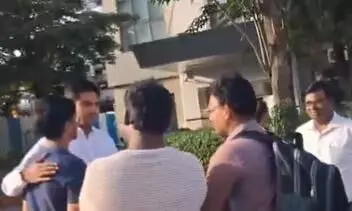 आंध्र प्रदेश के मंत्री कोंडापल्ली श्रीनिवास ने मृतकों के परिवारों से की मुलाकात, शवों को वापस लाने में की मदद आंध्र प्रदेश के मंत्री कोंडापल्ली श्रीनिवास ने मृतकों के परिवारों से की मुलाकात, शवों को वापस लाने में की मदद
