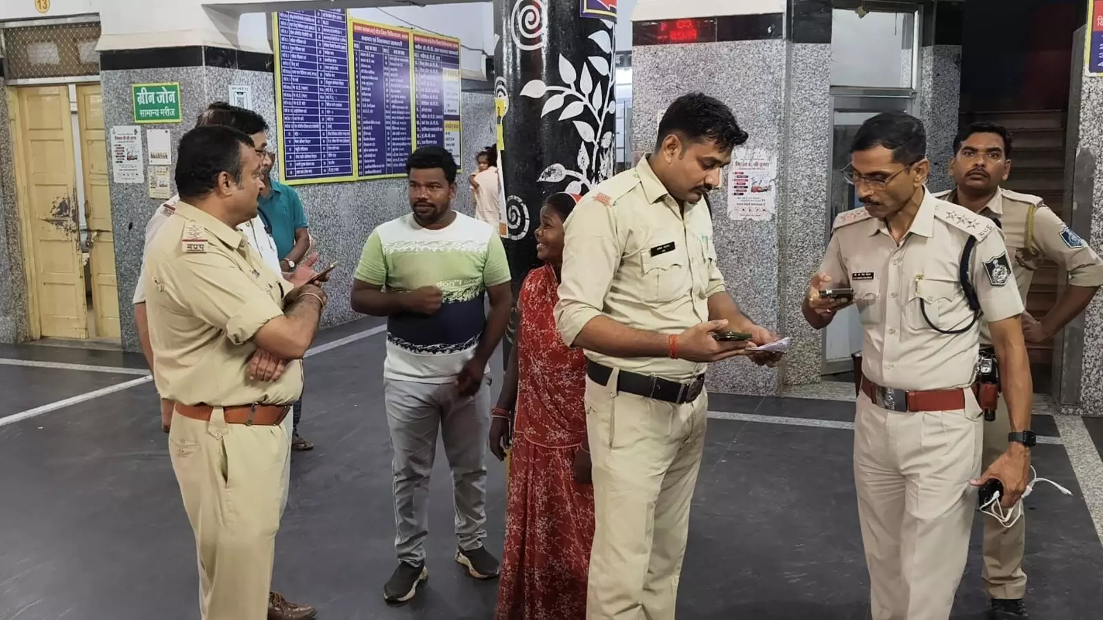 कैमा स्टेशन के पास बेहोशी की हालत में मिली लडक़ी कैमा स्टेशन के पास बेहोशी की हालत में मिली लडक़ी
