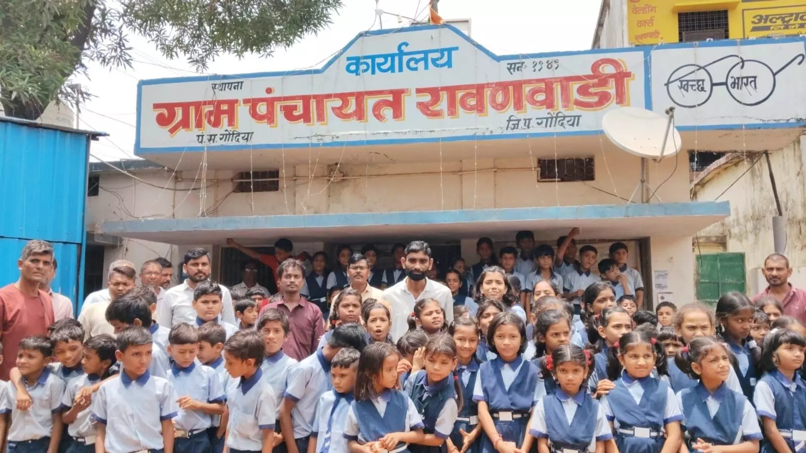 स्कूल में बैठने बेंच नहीं, ग्राम पंचायत कार्यालय में धरने पर बैठे विद्यार्थी