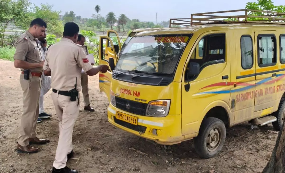 स्कूली वाहनों की जांच, नियमों के उल्लंघन पर 34,000 का जुर्माना स्कूली वाहनों की जांच, नियमों के उल्लंघन पर 34,000 का जुर्माना
