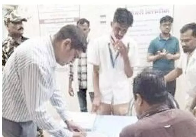 मरीजों की जान से खिलवाड़: जिला अस्पताल में ड्यूटी पर नशे में मिला कर्मचारी मरीजों की जान से खिलवाड़: जिला अस्पताल में ड्यूटी पर नशे में मिला कर्मचारी