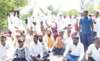 कर्जमाफी और सूखा राहत की मांग को लेकर किसानों का चक्काजाम, कृत्रिम बारिश कराने की भी उठी मांग कर्जमाफी और सूखा राहत की मांग को लेकर किसानों का चक्काजाम, कृत्रिम बारिश कराने की भी उठी मांग