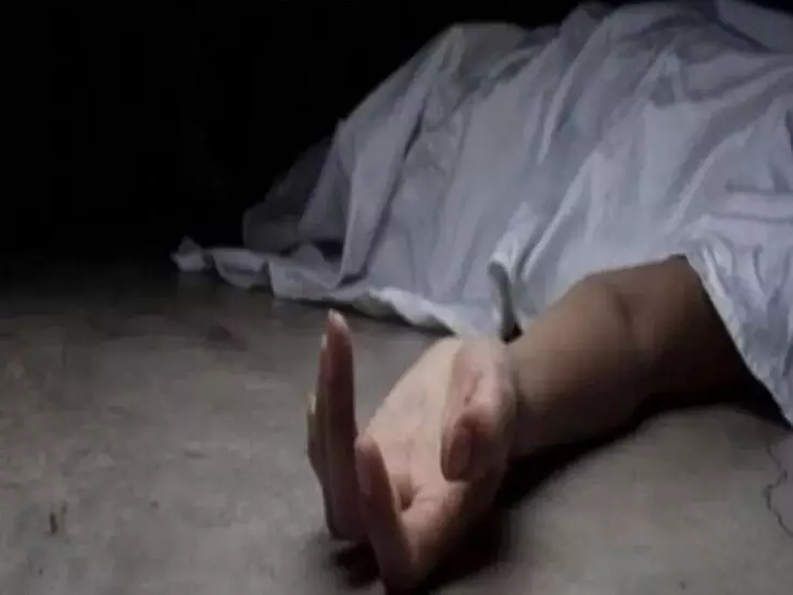 क्रूरता की हद - पत्नी की हत्या के बाद आरोपी कई घंटों तक शव को कार में लेकर घूमा और पहुंचा पुलिस थाने क्रूरता की हद - पत्नी की हत्या के बाद आरोपी कई घंटों तक शव को कार में लेकर घूमा और पहुंचा पुलिस थाने