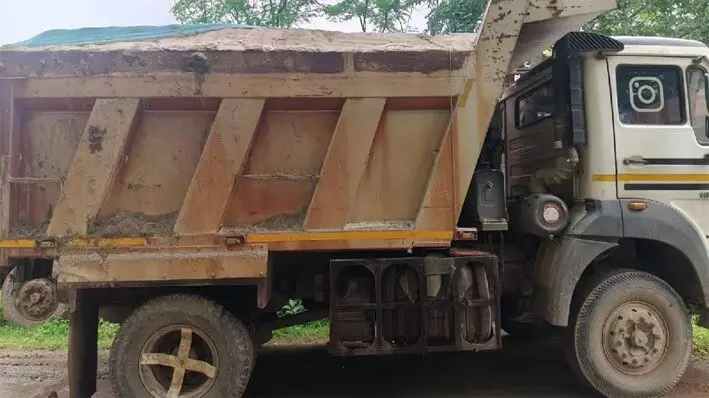 जंगल के रास्ते नागपुर की ओर रातभर दौड़ रहे रेत से लदे टिप्पर जंगल के रास्ते नागपुर की ओर रातभर दौड़ रहे रेत से लदे टिप्पर