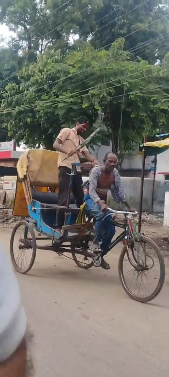 युवक को रिक्शे पर बांधकर ले जाने का वीडियो वायरल युवक को रिक्शे पर बांधकर ले जाने का वीडियो वायरल