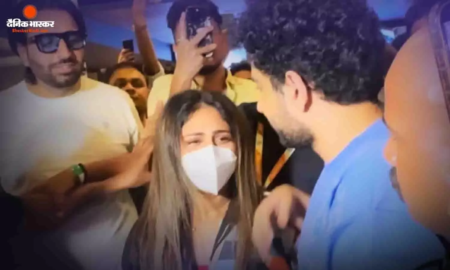 ‘इंडियाज गॉट लेटेंट’ विवाद के बीच मिस्ट्री गर्ल के साथ दिखे कॉमेडियन समय रैना, हाथ थामे आए नजर, वीडियो हुआ वायरल ‘इंडियाज गॉट लेटेंट’ विवाद के बीच मिस्ट्री गर्ल के साथ दिखे कॉमेडियन समय रैना, हाथ थामे आए नजर, वीडियो हुआ वायरल