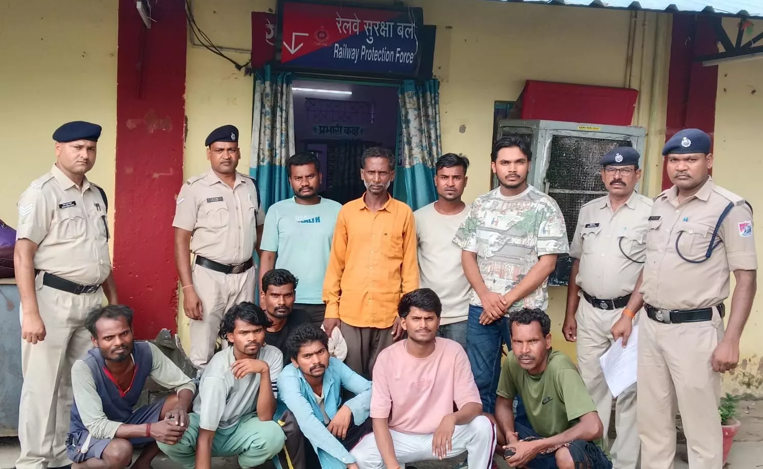 जेसीबी बकेट करगीरोड में टकराने से मालगाड़ी के 3 डिब्बे बेपटरी