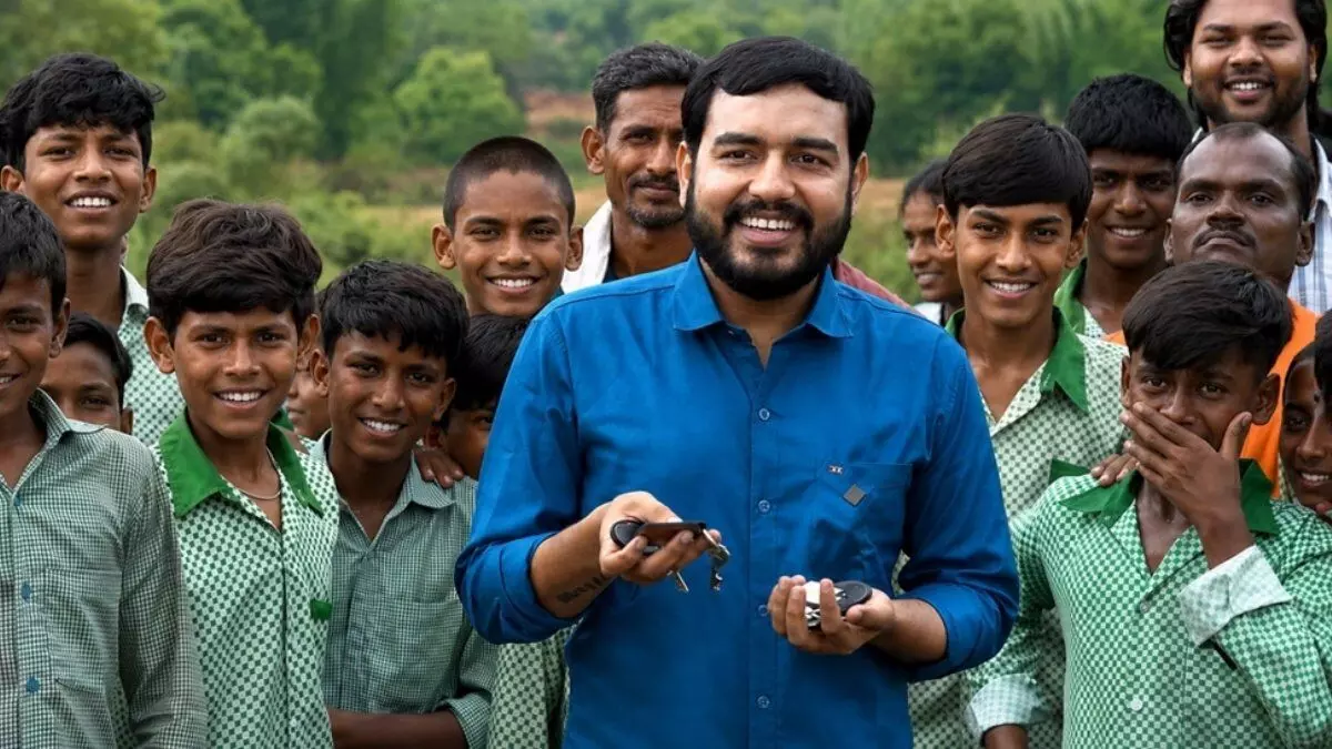 अलख पांडे ने झारखंड के 100 से अधिक छात्रों को दी साइकिलें, स्कूल का सफर होगा आसान