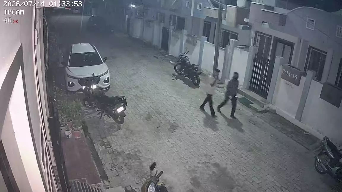 नकाबपोश अर्धनग्न चोर गिरोह ने दो कवर्ड कैम्पस में मचाया उत्पात, सीसीटीवी कैमरे में कैद नकाबपोश अर्धनग्न चोर गिरोह ने दो कवर्ड कैम्पस में मचाया उत्पात, सीसीटीवी कैमरे में कैद