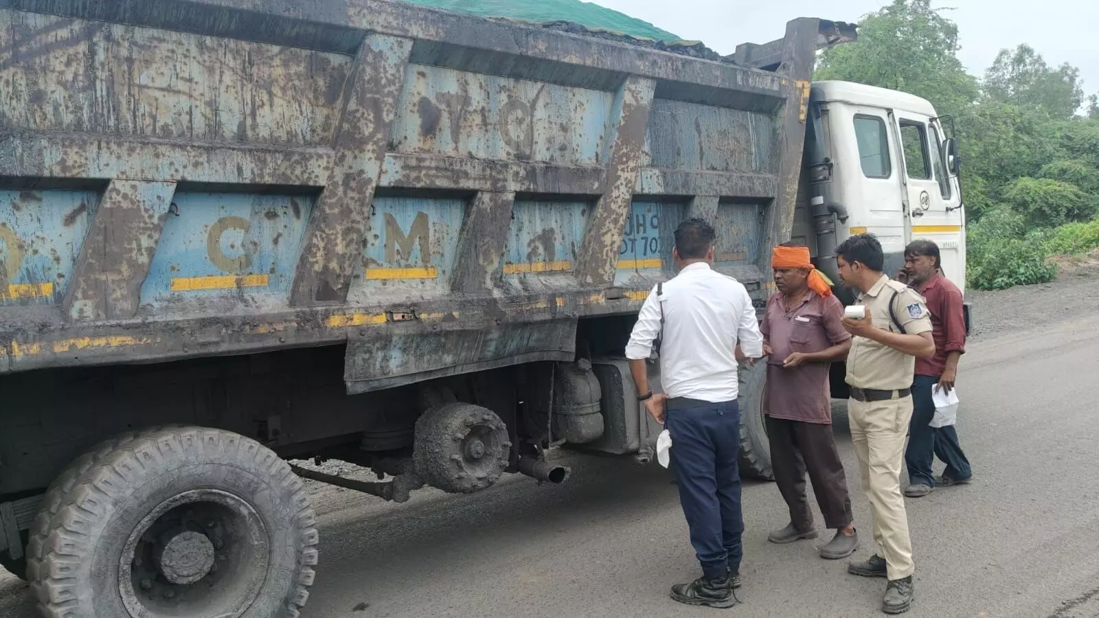 बिना बीमा दौड़ा रहे हाईवा, यातायात ने पकड़ी बेलगाम ओवरलोडिंग बिना बीमा दौड़ा रहे हाईवा, यातायात ने पकड़ी बेलगाम ओवरलोडिंग