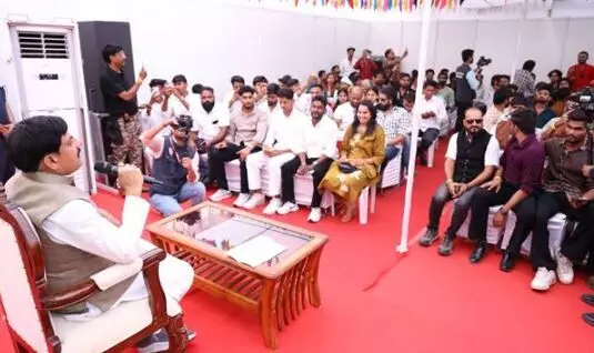 मुख्यमंत्री डॉ. यादव ने इंदौर में सोशल मीडिया इन्फ्लुएंसर्स के साथ किया आत्मीय व प्रेरक संवाद मुख्यमंत्री डॉ. यादव ने इंदौर में सोशल मीडिया इन्फ्लुएंसर्स के साथ किया आत्मीय व प्रेरक संवाद