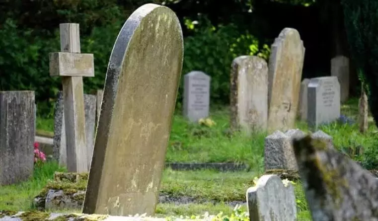 अमेरिका में हैरान करने वाला मामला, अंतिम संस्कार से पहले जिंदा हुई महिला